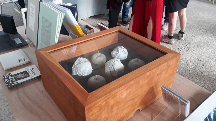Even the apple | Balas and Wax - Imagen 2
